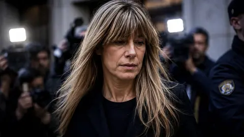 El juez Juan Carlos Peinado ha acordado abrir juicio oral contra Bego&ntilde;a G&oacute;mez y le ha retirado el pasaporte como medida cautelar