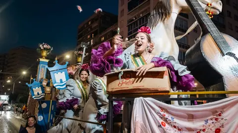 Una de las carrozas participantes durante la Gran Cabalgata Anunciadora de la Feria Real de Algeciras 2026 - FOTO: FJ Ben&iacute;tez
