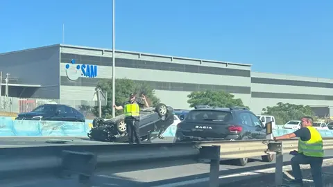 Retenciones en la A-7 tras el accidente registrado este lunes a la altura de la antigua factor&iacute;a de Celupal