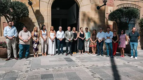 Representantes municipales guardan un minuto de silencio a las puertas del Ayuntamiento de Algeciras en memoria de las v&iacute;ctimas de los terremotos de Venezuela - FOTO: FJ Ben&iacute;tez