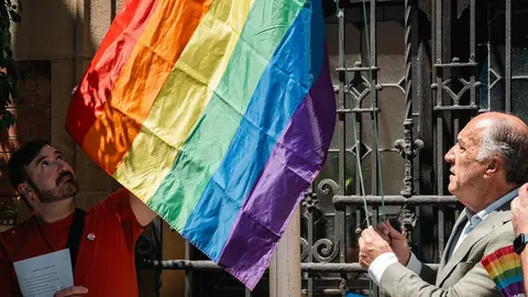 Izado de la bandera arco&iacute;ris en la fachada del Ayuntamiento de Algeciras con motivo del D&iacute;a Internacional del Orgullo LGTBI - FOTO: FJ Ben&iacute;tez