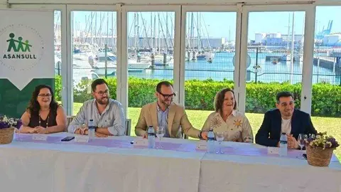 Pie de foto:
Participantes y representantes institucionales durante la entrega de diplomas del programa formativo 'Verde y Azul' de Asansull