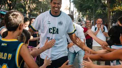 El Club Baloncesto Algeciras presenta su nuevo proyecto deportivo tras el ascenso a Segunda FEB en un acto junto a la afici&oacute;n - FOTO: FJ Ben&iacute;tez