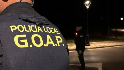 Agentes de la Polic&iacute;a Local de Los Barrios durante un servicio de vigilancia y prevenci&oacute;n