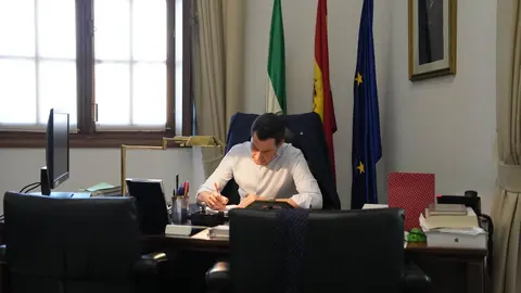 Juanma Moreno, en su despacho antes de dirigirse al Parlamento de Andaluc&iacute;a para solicitar el apoyo necesario a su investidura como presidente de la Junta
