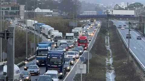 Retenciones de tr&aacute;fico en uno de los accesos a Algeciras durante un periodo de elevada circulaci&oacute;n