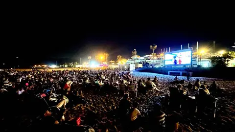 Numeroso p&uacute;blico durante la primera sesi&oacute;n del Cine de Verano celebrada en la playa de Getares