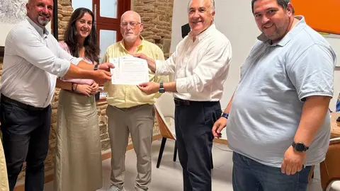 WhatsApp-Image-2026-07-05-at-09.43.51Representantes municipales y vecinales durante la entrega del acta de recepci&oacute;n de la urbanizaci&oacute;n Huerta de las Pilas