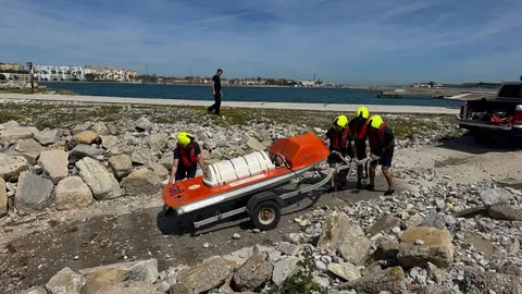 Maniobras conjuntas de los servicios de emergencia durante un ejercicio de rescate mar&iacute;timo frente al aeropuerto de Gibraltar