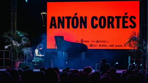 Ant&oacute;n Cort&eacute;s durante su actuaci&oacute;n inaugural del XII Encuentro Internacional de Guitarra Paco de Luc&iacute;a en el Parque Mar&iacute;a Cristina - FOTO: FJ Ben&iacute;tez