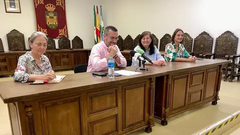 Autoridades municipales durante los actos de reconocimiento celebrados en el &aacute;mbito educativo
