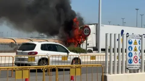 Cami&oacute;n incendiado durante la intervenci&oacute;n de los servicios de emergencia en el Puerto de Algeciras