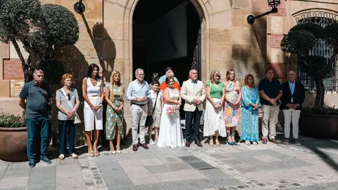Minuto de silencio celebrado a las puertas del Ayuntamiento de Algeciras en recuerdo de las v&iacute;ctimas del incendio de Los Gallardos - FOTO: FJ Ben&iacute;tez