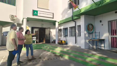 Javier V&aacute;zquez Hueso e Isi Herrera durante la visita al CEIP Pelayo tras la finalizaci&oacute;n de las obras