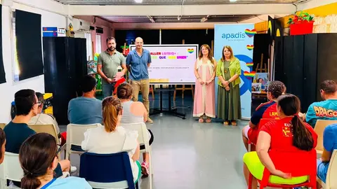Participantes del taller "Colores que nos unen" desarrollado en los centros APADIS de Algeciras