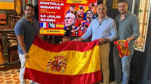 Presentaci&oacute;n de la pantalla gigante que se instalar&aacute; en la playa de El Rinconcillo para seguir la semifinal del Mundial