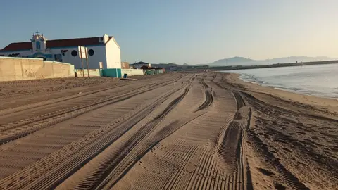 La playa de Levante recupera la normalidad tras confirmarse la buena calidad de sus aguas