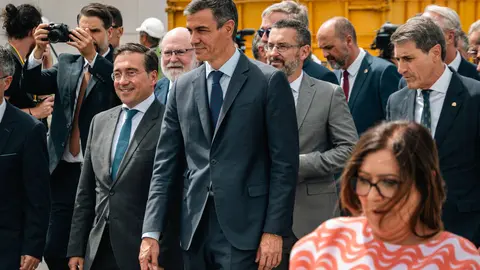 Las gr&uacute;as retiran las hist&oacute;ricas puertas de la Verja durante una jornada que marca un antes y un despu&eacute;s entre Gibraltar y el Campo de Gibraltar - FOTO: FJ Ben&iacute;tez