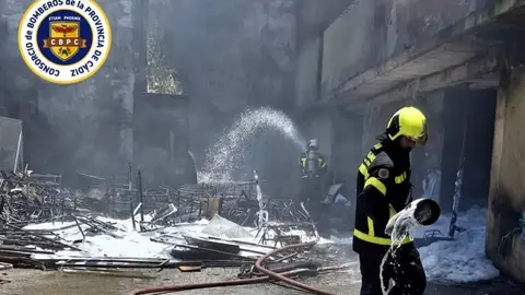 Agentes de la Polic&iacute;a Nacional durante una actuaci&oacute;n relacionada con la investigaci&oacute;n del incendio