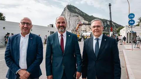 Manuel Triano, secretario comarcal de CCOO Campo de Gibraltar; Miguel Alconchel, alcalde de Los Barrios; y Carlos Fenoy, presidente de la C&aacute;mara de Comercio Bah&iacute;a de Algeciras, durante un acto celebrado en el paso fronterizo entre La L&iacute;nea de la Concepci&oacute;n y Gibraltar tras la entrada en vigor del Tratado entre la Uni&oacute;n Europea y el Reino Unido sobre Gibraltar - FOTO: FJ Ben&iacute;tez