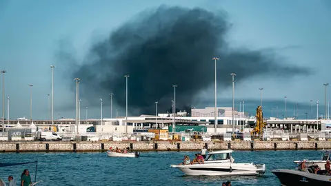 Los bomberos trabajan en la extinci&oacute;n del incendio registrado en la zona de Isla Verde, dentro del Puerto de Algeciras - FOTO: FJ Ben&iacute;tez