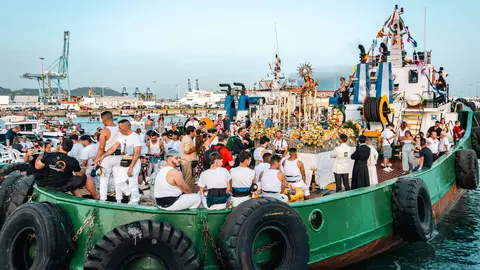 La Virgen del Carmen durante su tradicional procesi&oacute;n mar&iacute;tima en la bah&iacute;a de Algeciras - FOTO: FJ Ben&iacute;tez