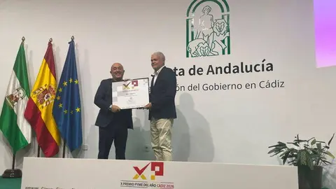 Francisco Clemente &Uacute;beda recoge el acc&eacute;sit de Formaci&oacute;n y Empleo concedido a OnNet Center en los Premios Pyme C&aacute;diz 2026