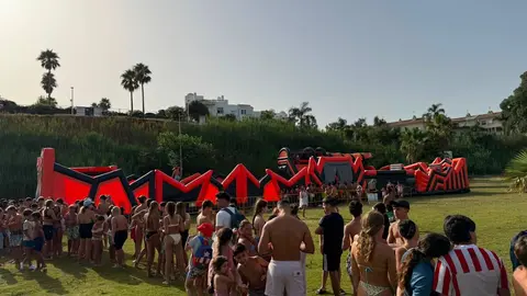 Participantes disfrutan del circuito de obst&aacute;culos instalado durante la jornada celebrada en la playa de La Concha
