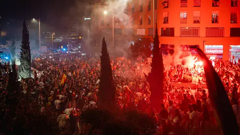 Miles de aficionados celebran en la Fuente del Milenio de Algeciras la conquista del segundo Mundial de Espa&ntilde;a - FOTO: FJ Ben&iacute;tez