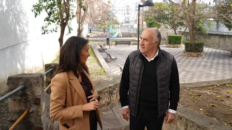 Imagen de archivo de una visita institucional al barrio de La Bajadilla, donde se construir&aacute; el nuevo centro c&iacute;vico