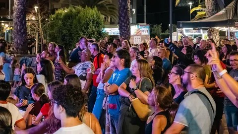 Ambiente en la inauguraci&oacute;n del Festival Mundial de Foodtrucks en el Parque del Lago Mar&iacute;timo - FOTO: FJ Ben&iacute;tez