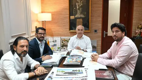 Reuni&oacute;n entre el Ayuntamiento y la Hermandad de Nuestra Se&ntilde;ora de La Palma para coordinar los actos de las Fiestas Patronales
