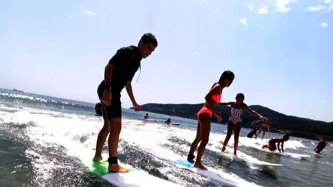 Actividades n&aacute;uticas desarrolladas por la escuela VELAIR en la playa de Getares