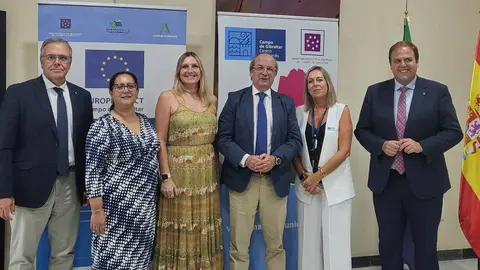 Representantes institucionales durante la visita del director de la Representaci&oacute;n de la Comisi&oacute;n Europea en Espa&ntilde;a a Europe Direct Campo de Gibraltar