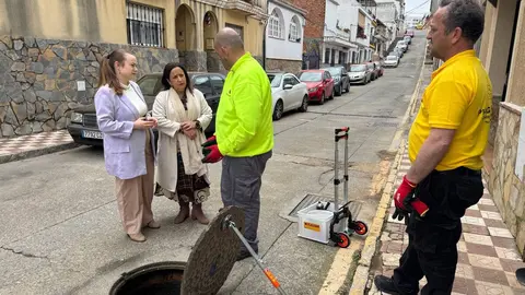 Trabajos de control de plagas para reducir la presencia de cucarachas en distintos puntos de San Roque