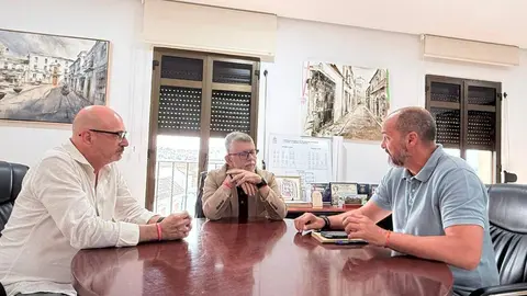 Miguel Alconchel durante la reuni&oacute;n mantenida con responsables de UGT-FICA para abordar iniciativas de empleo
