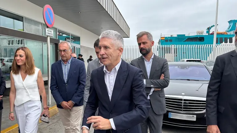El ministro, en el centro, durante su visita a Tarifa 