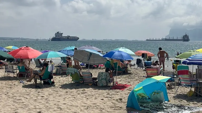 Los usuarios podrán disfrutar 10 días más de los arenales algecireños