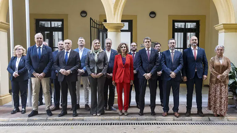 Montero y los alcaldes del Campo de Gibraltar sellan el convenio de 7,3 millones - FOTO: FJ Ben&iacute;tez