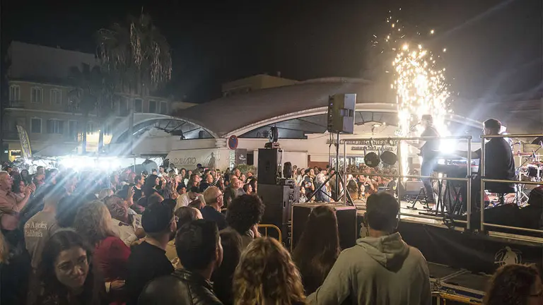 Noche de Tosantos con dulces, m&uacute;sica y KM90Band en el mercado - FOTO: FJ Ben&iacute;tez