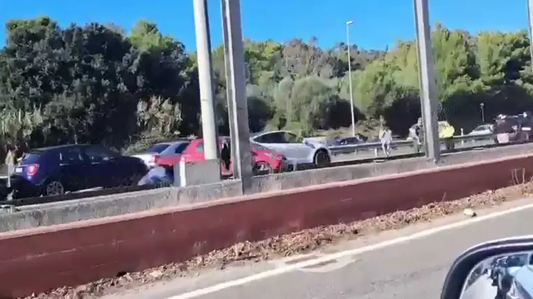 Grave accidente con varios veh&iacute;culos implicados y heridos, incluido un motorista, en el kil&oacute;metro 1112 de la A-7