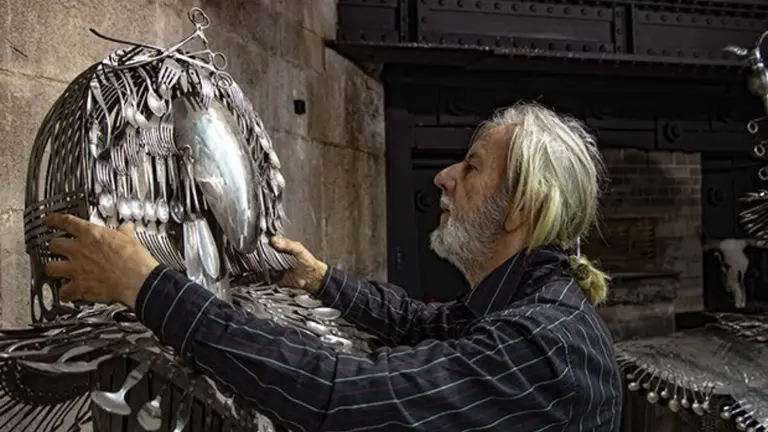 Victor Quintanilla junto a su escultura de Las Meninas