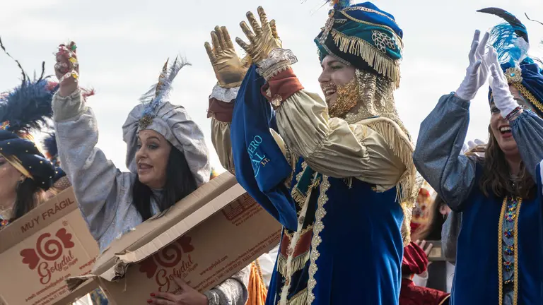 El Cartero Real en el arrastre de latas a la llegada de los Reyes Magos 2026 - FOTO: FJ Ben&iacute;tez