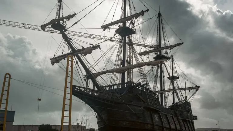 En las entra&ntilde;as del Gale&oacute;n Andaluc&iacute;a, durante su puesta a punto en New Varadero Isla Verde 04 - FOTO: FJ Ben&iacute;tez