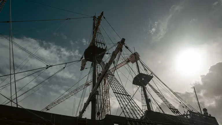 En las entra&ntilde;as del Gale&oacute;n Andaluc&iacute;a, durante su puesta a punto en New Varadero Isla Verde 16 - FOTO: FJ Ben&iacute;tez