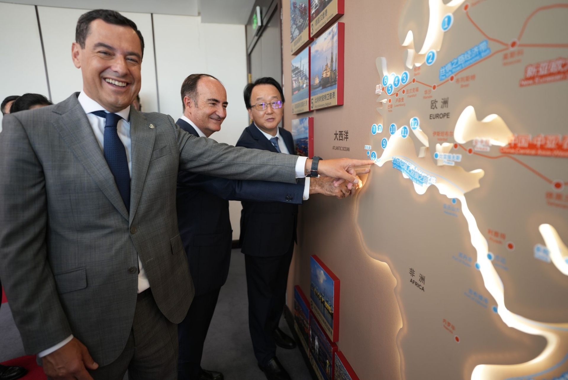 Juanma Moreno, presidente de la Junta, señala en el mapa el Estrecho, junto al máximo dirigente de la APBA, Gerardo Landaluce.