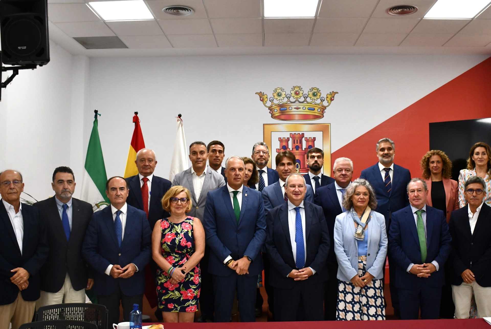 El ministro, en el centro, con autoridades, en el seno del consistorio sanroqueño.