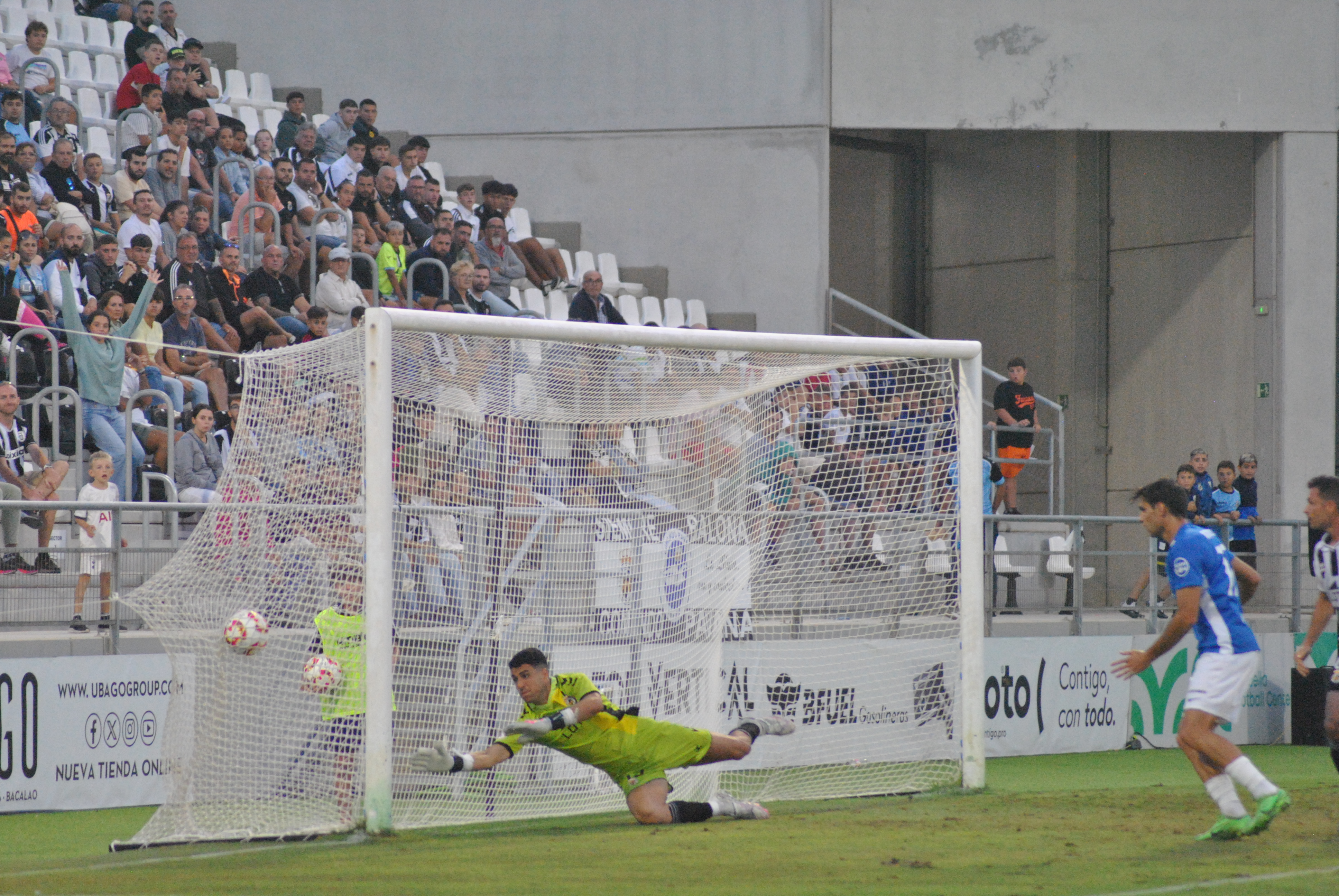 El meta local Lázaro no puede hacer nada para evitar que el cabezazo de Dani García supusiera el 0-1 en el marcador.