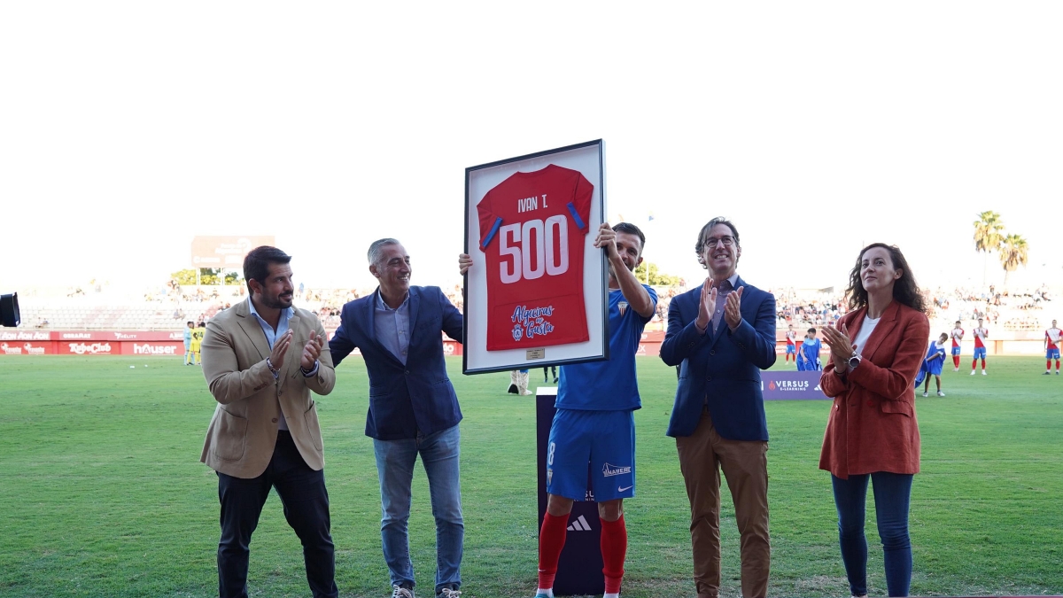 Iván Turrrilo muestra la camiseta que sirve para recordar sus 500 partidos como algecirista antes del inicio del encuentro