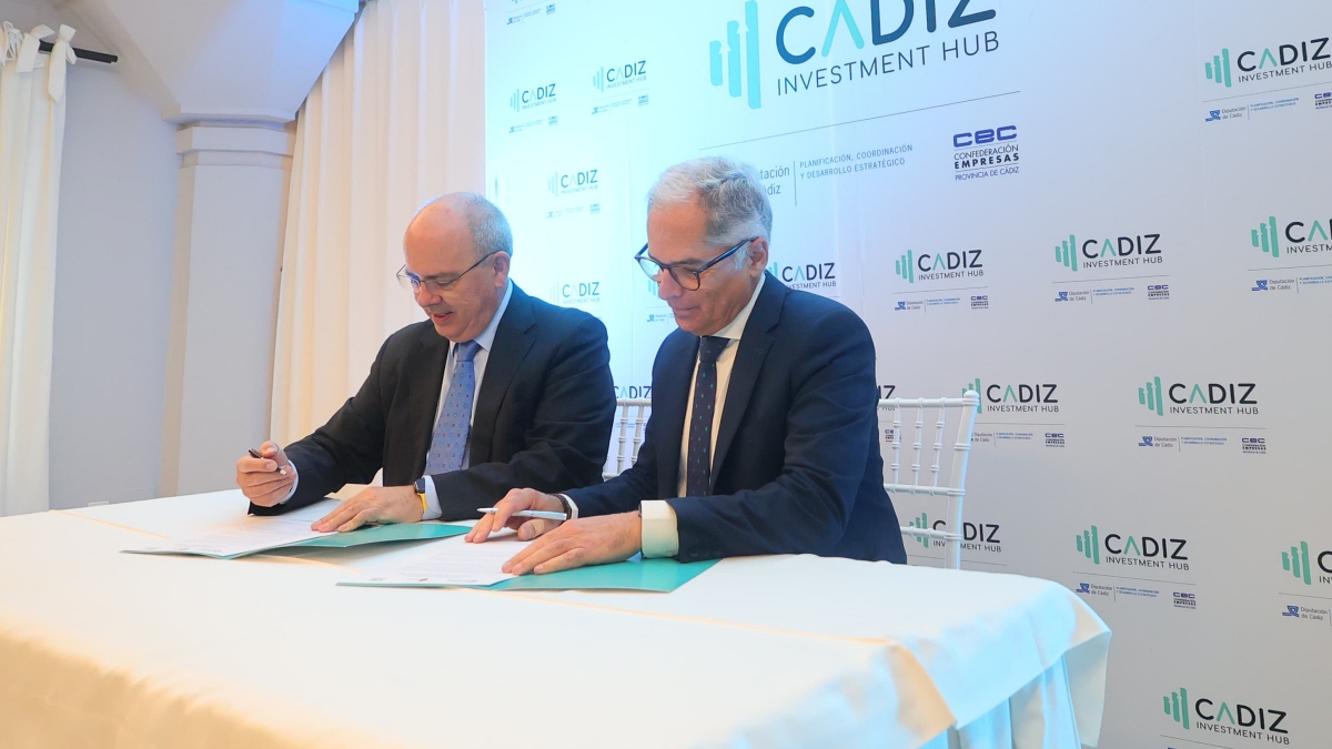 Sánchez Rojas (i) y Muñoz Madrid firman  la adhesión a la Alianza Investment Hub